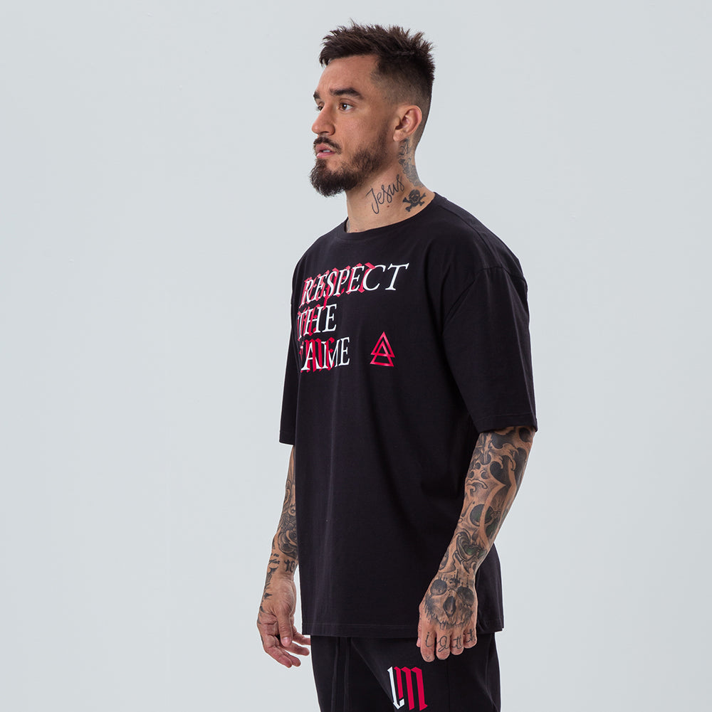 Polera Negra con letras blancas y roja